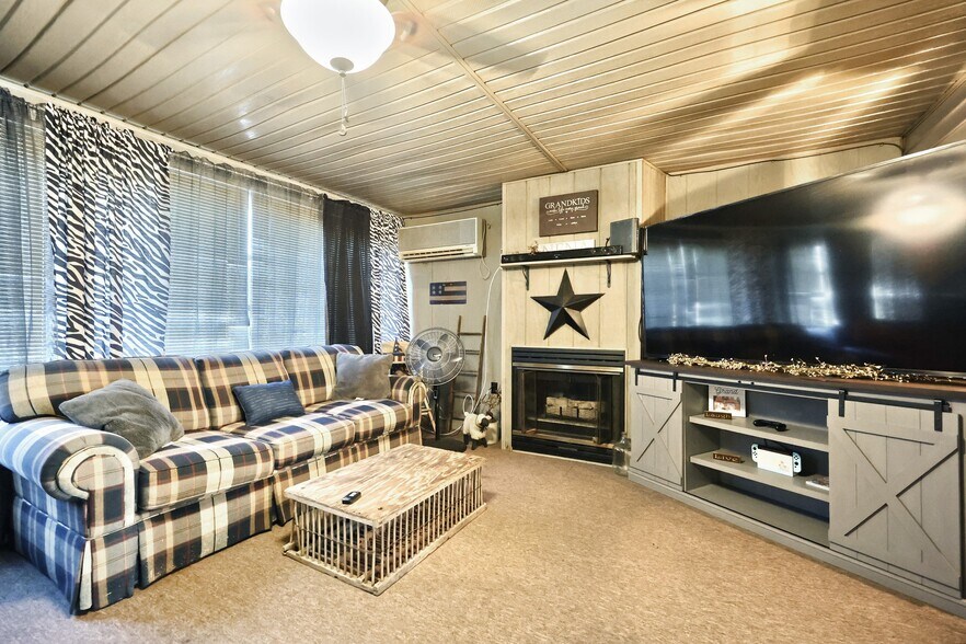 More Photos Of 1 Cherry St, Seven Valleys General Retail For Sale