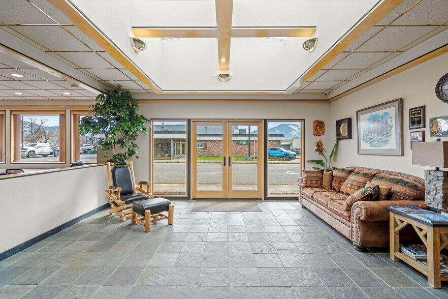 More Photos Of 206 NE 7th St, Grants Pass Office For Sale