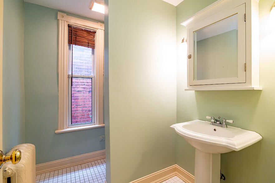 More Photos Of 1715 N St NW, Washington Office For Lease