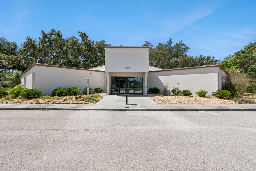 More Photos Of 9300 University Blvd, Orlando Specialty For Sale