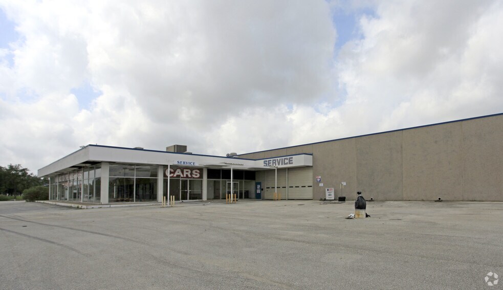 More Photos Of 16800 Feather Craft Ln, Houston Auto Dealership For Lease
