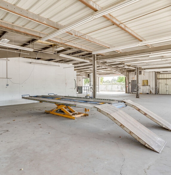 More Photos Of 926 W Division St, Arlington Flex For Sale