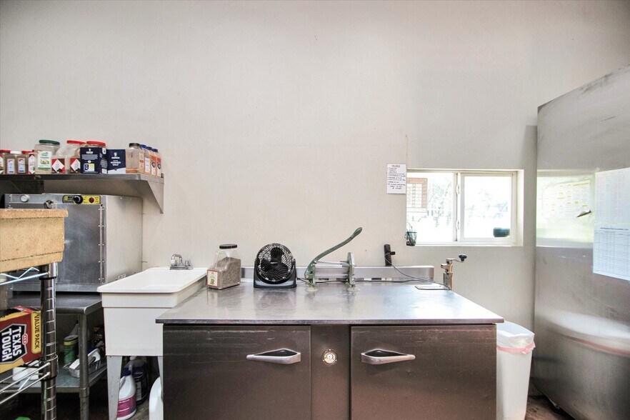 More Photos Of 3710 Waterwood Pass, Elmendorf Restaurant For Sale