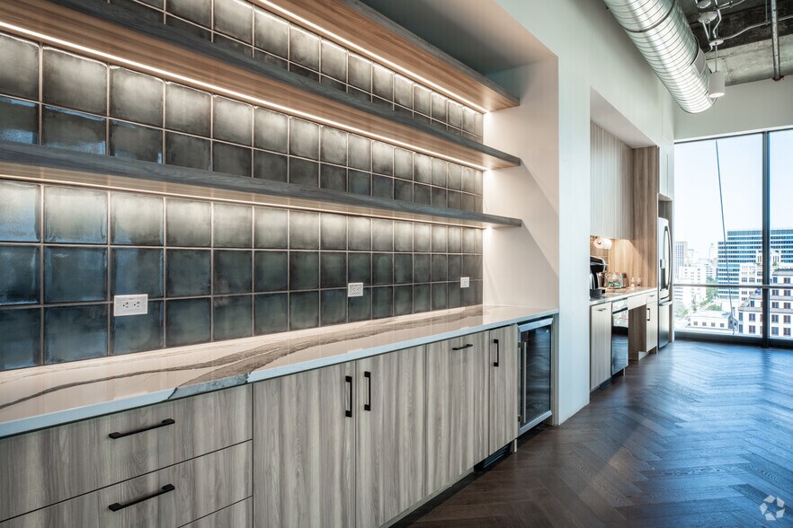 More Photos Of 405 Colorado St, Austin Office For Lease