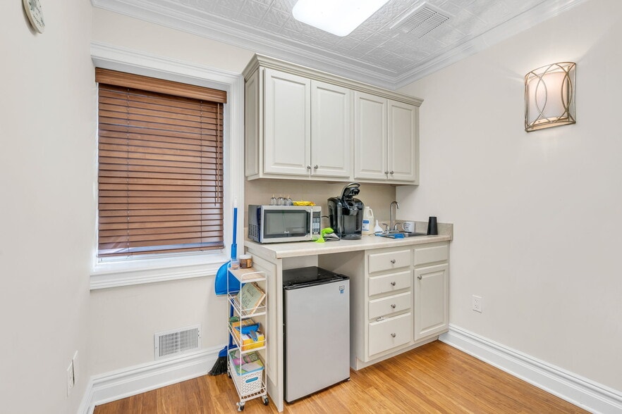 More Photos Of 40 Broad St, Eatontown Medical For Sale