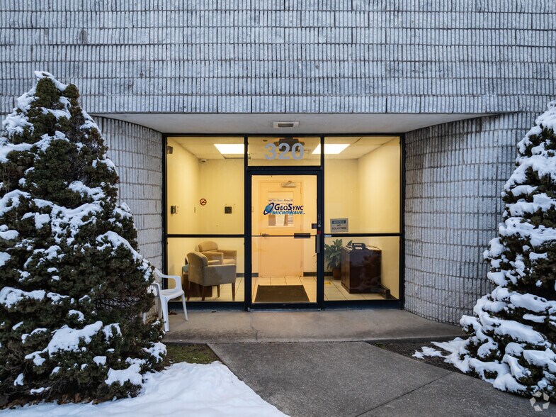 More Photos Of 320 Oser Ave, Hauppauge Warehouse For Lease