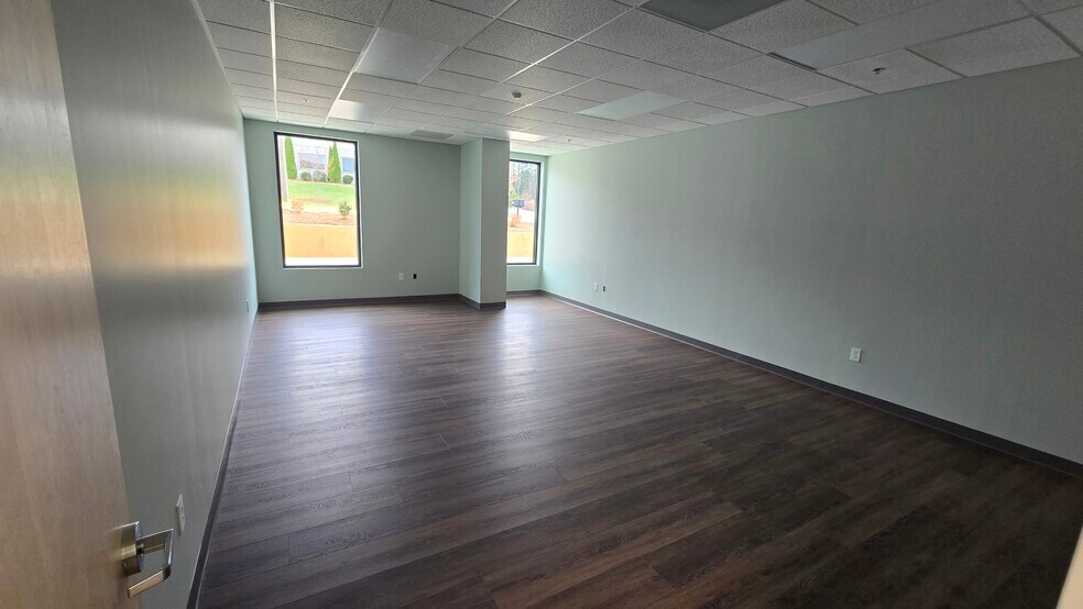 More Photos Of 168 Thunder Rd, Mooresville Light Manufacturing For Lease