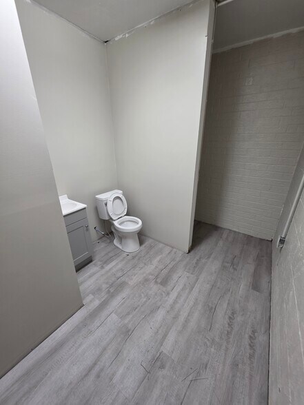 More Photos Of 915 Curtis St, Monroe Distribution For Lease