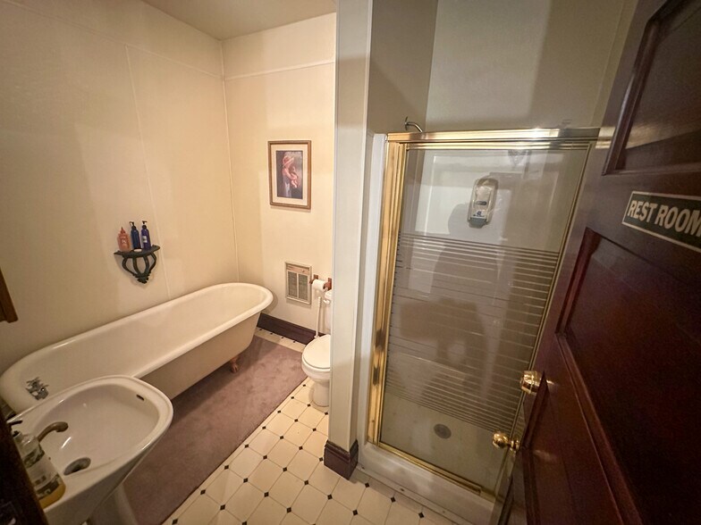 More Photos Of 211 W Kansas St, Crofton Hotel For Sale