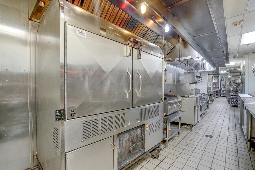 More Photos Of 152 S Brand Blvd, Glendale General Retail For Lease