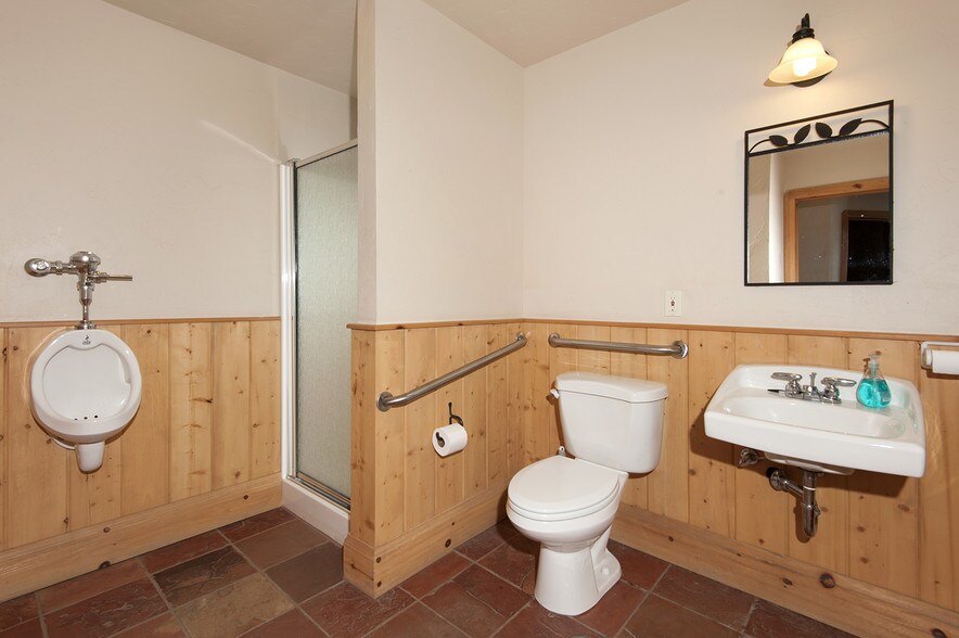 More Photos Of 365 Warren Ave, Silverthorne Showroom For Lease