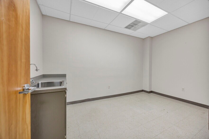 More Photos Of 4100 N Main St, Columbia Medical For Sale
