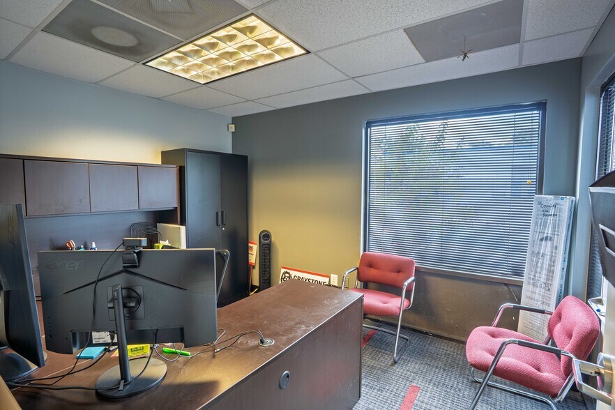 More Photos Of 5501-5519 Pioneer Park Blvd, Tampa Distribution For Lease