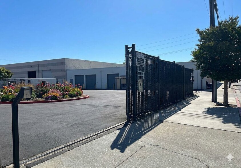 More Photos Of 13200-13228 S Western Ave, Gardena Warehouse For Lease