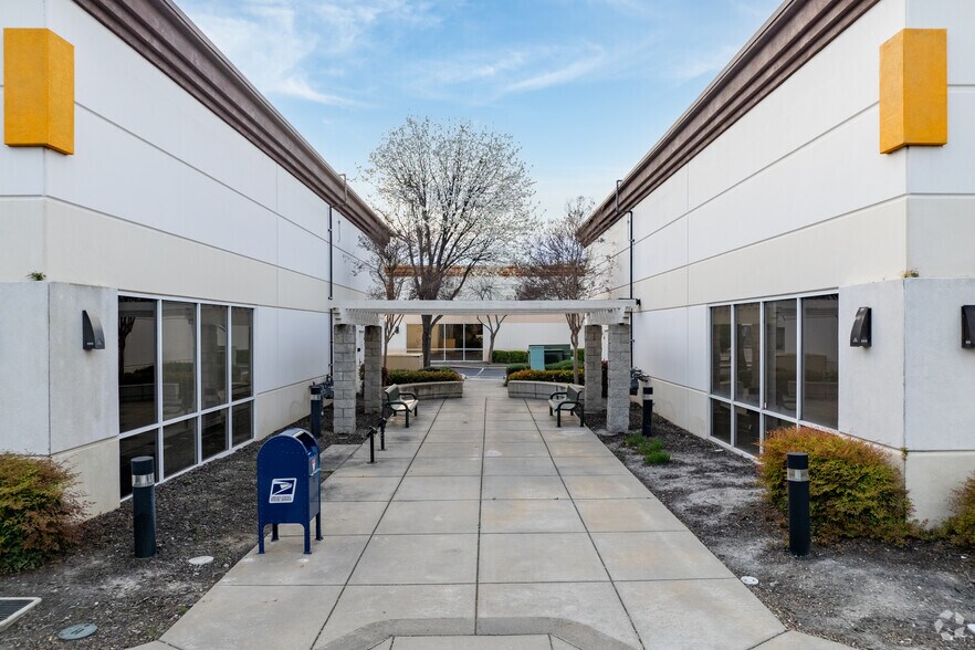 More Photos Of 4421 Gateway Park Blvd, Sacramento Showroom For Lease