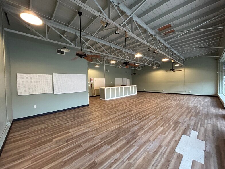 More Photos Of 121 S Glenwood Blvd, Tyler Storefront For Sale
