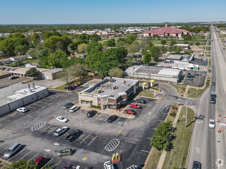 More Photos Of 830 N Elm Pl, Broken Arrow General Retail For Lease