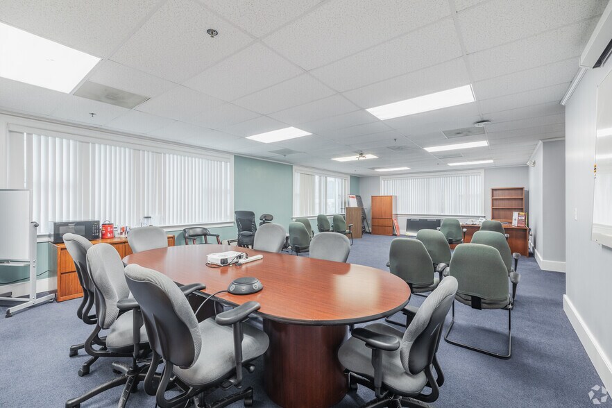 More Photos Of 5935 Rivers Ave, North Charleston Showroom For Lease