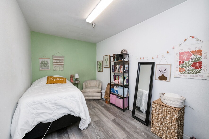 More Photos Of 137 N L St, Dinuba Storefront Retail Residential For Sale
