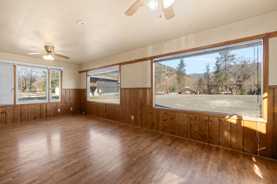 More Photos Of 175 Rogue River Hwy, Gold Hill Office For Sale