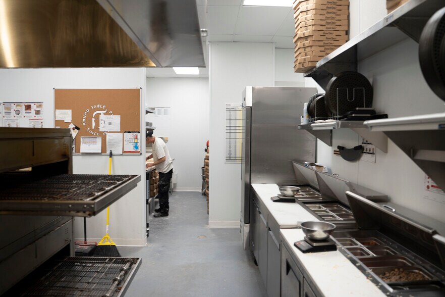 More Photos Of 11040 W IH-10, San Antonio Restaurant For Lease