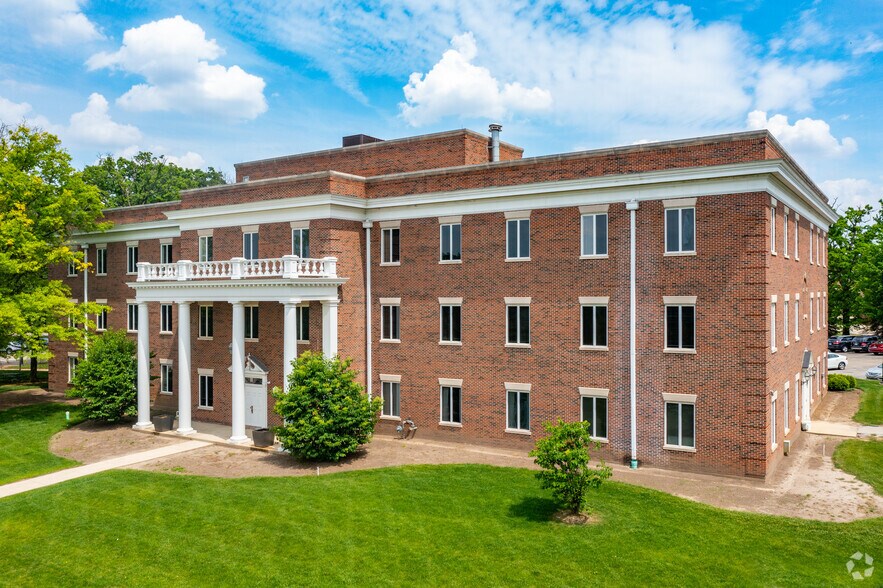 Primary Photo Of 11 Salt Creek Ln, Hinsdale Medical For Lease