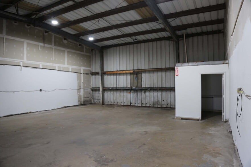 More Photos Of 1303 Rutherford Rd, Greenville Manufacturing For Lease