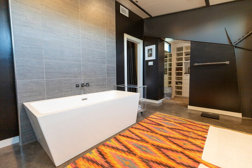 More Photos Of 4770 Iberia Ave, Dallas Showroom For Sale