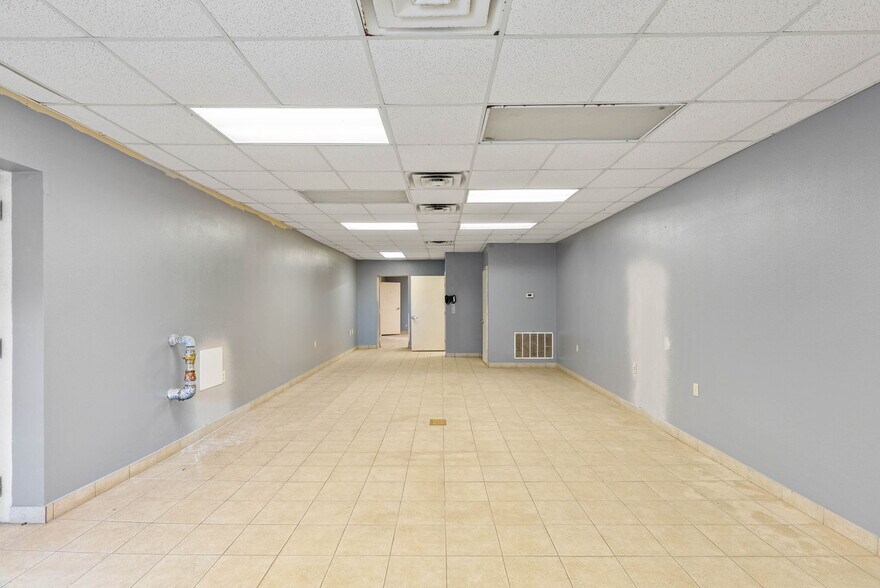 More Photos Of 3806 E Rio Grande St, Victoria Warehouse For Sale