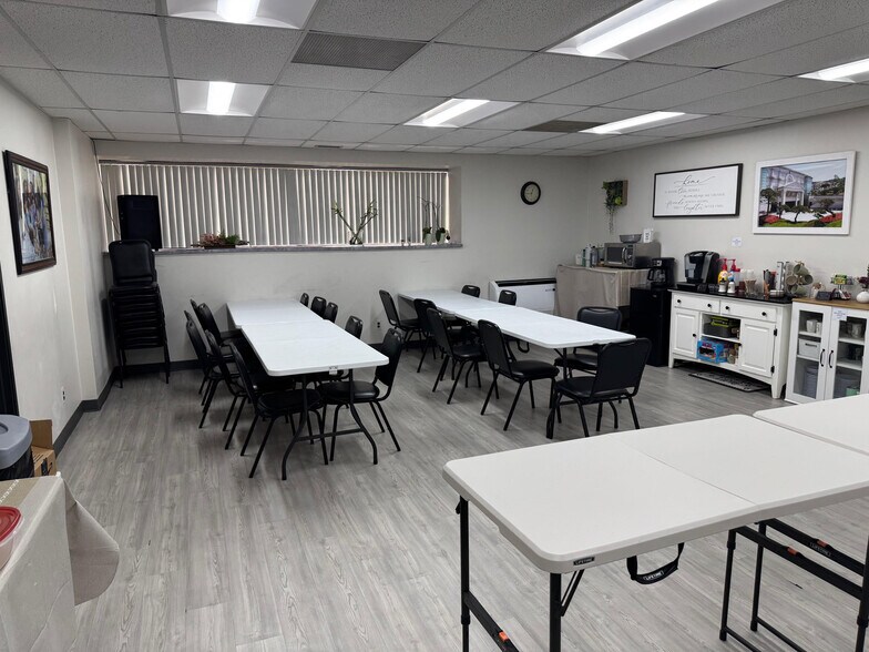 More Photos Of 31500 W 13 Mile Rd, Farmington Hills Medical For Lease