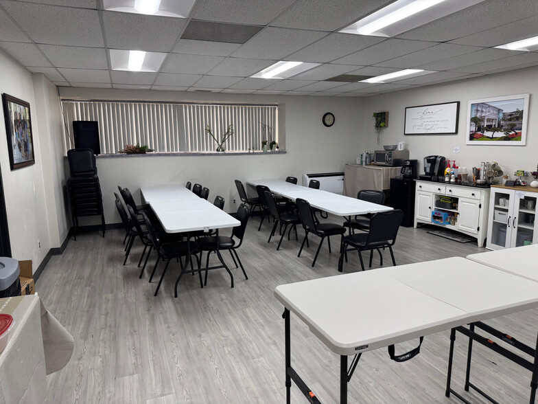 More Photos Of 31500 W 13 Mile Rd, Farmington Hills Medical For Sale