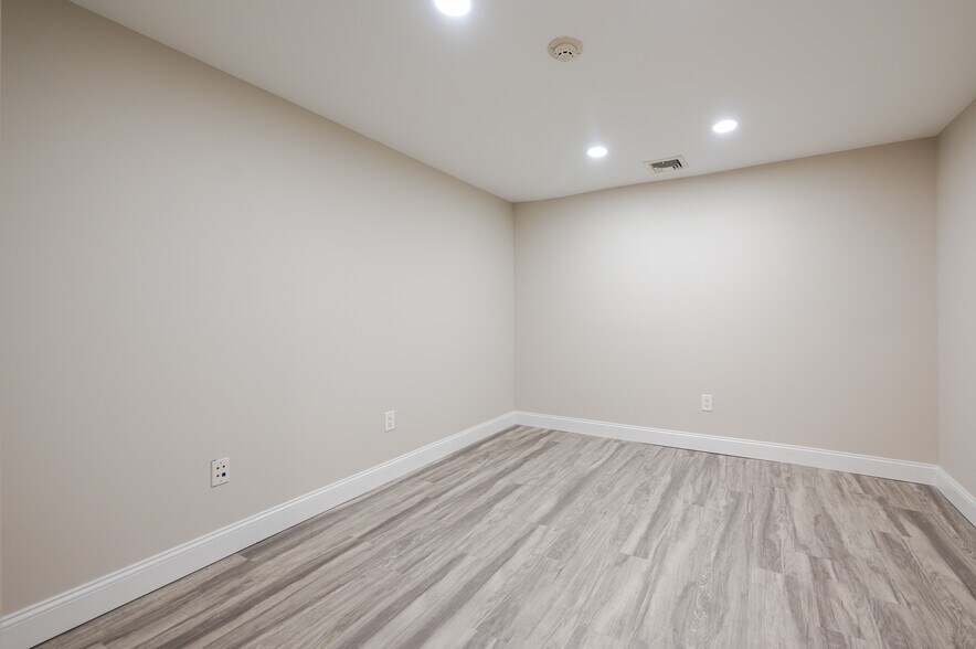 More Photos Of 4 Weber Ave, Malverne Storefront Retail Office For Lease