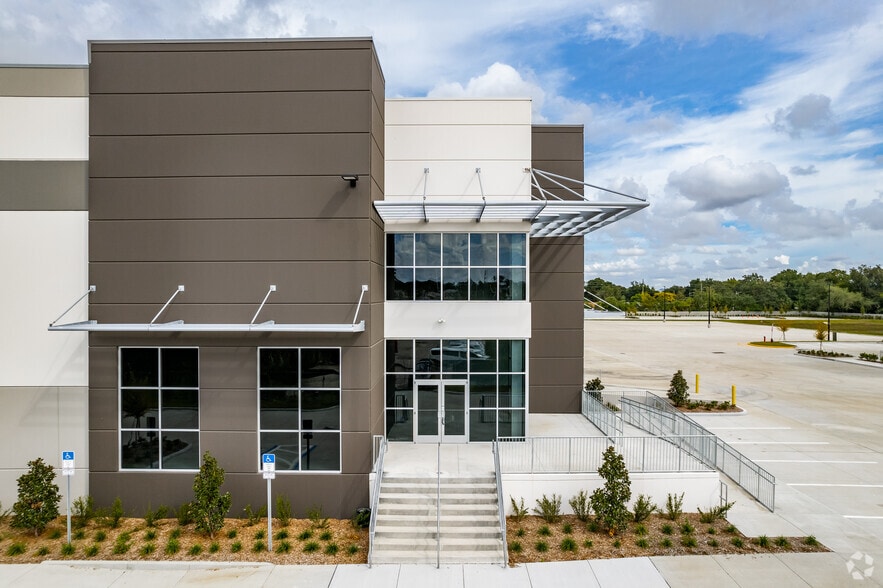More Photos Of 2001 W Oak Ridge Rd, Orlando Distribution For Lease