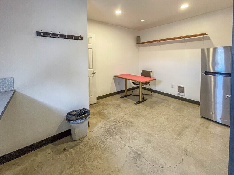 More Photos Of 1625 W Duke Rd, Sutherlin Warehouse For Sale