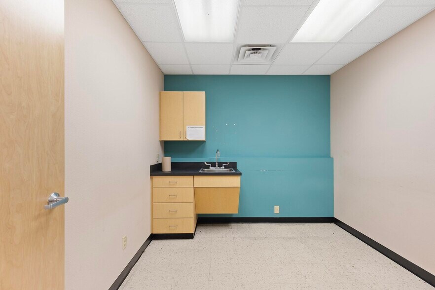 More Photos Of 327 E Airport Dr, Carthage Medical For Sale
