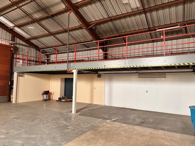 More Photos Of 585 Quarry Rd, San Carlos Warehouse For Lease