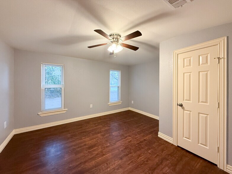 More Photos Of 211 Second St, Denton Flex For Sale