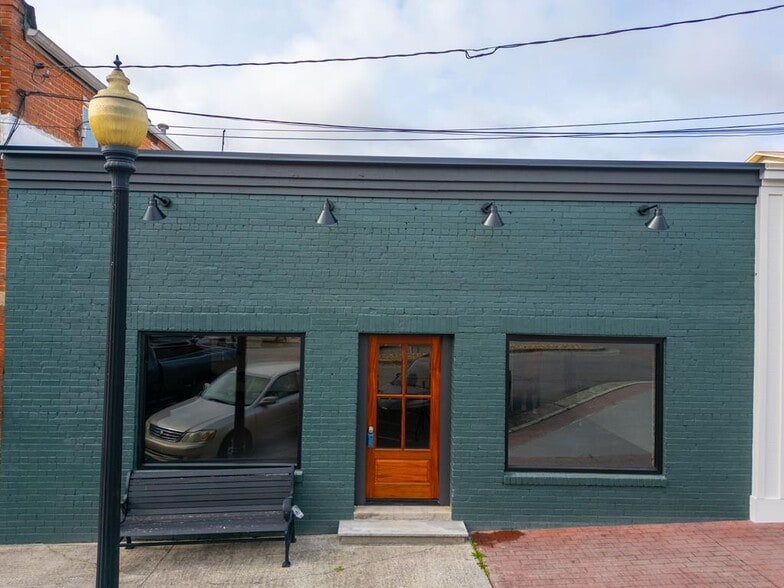 More Photos Of 110 E Market St, Chatsworth Flex For Sale