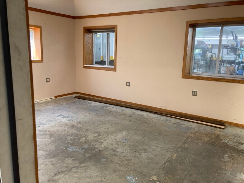 More Photos Of 2750 Millard Ave, Hastings Warehouse For Lease