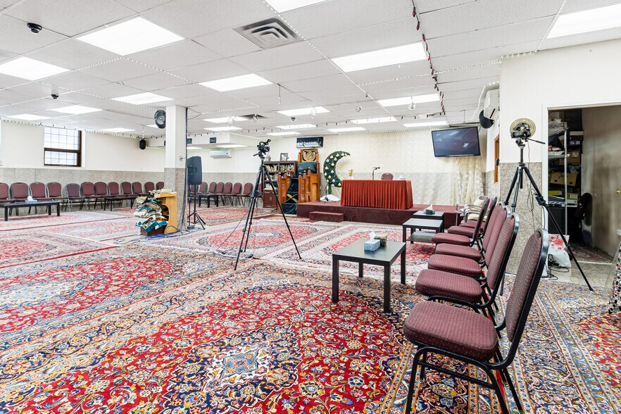 More Photos Of 8270 Av Mountain Sights, Montréal Office For Sale