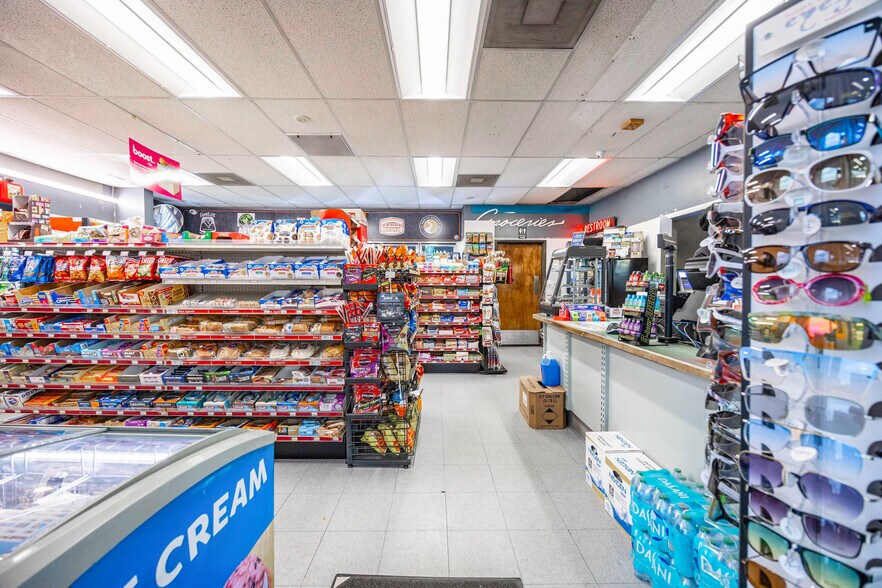 More Photos Of 992 SW Highway 97, Madras Service Station For Sale