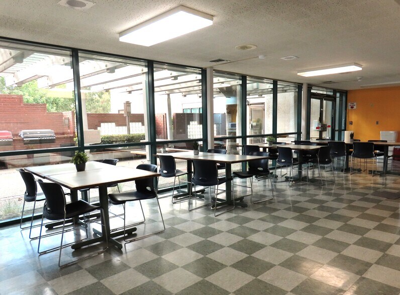 More Photos Of 1910-1920 5th St, Davis Light Manufacturing For Lease