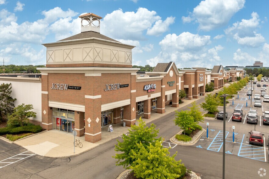 More Photos Of 662-868 E Big Beaver Rd, Troy Storefront For Lease