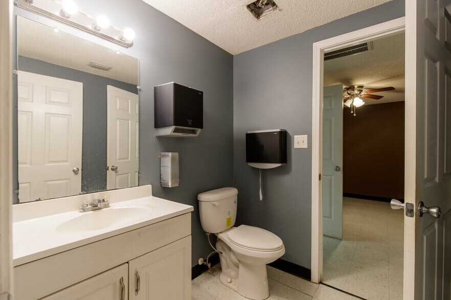 More Photos Of 510 N Walker St, Quitman Light Manufacturing For Lease