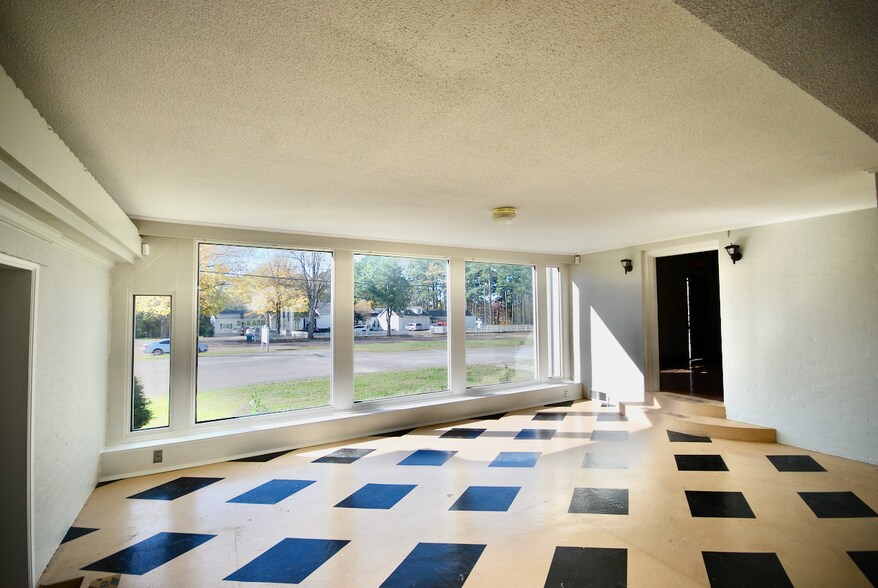 More Photos Of 1651 Hollywood Dr, Jackson Office For Sale