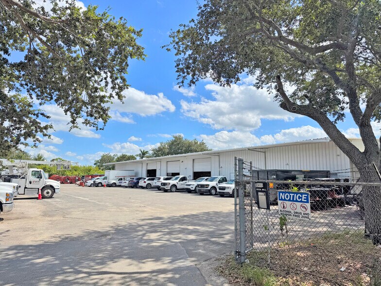 More Photos Of 3526 Work Dr, Fort Myers Warehouse For Lease