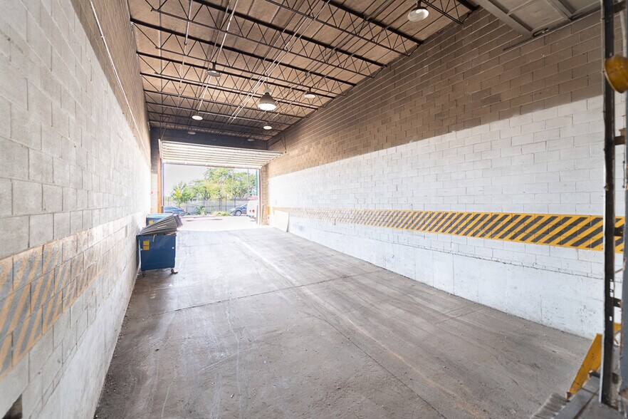 More Photos Of 2650 W Fulton St, Chicago Light Distribution For Lease