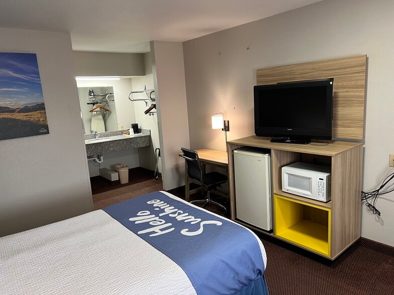 More Photos Of 1901 E 1st St, Pratt Hotel For Sale