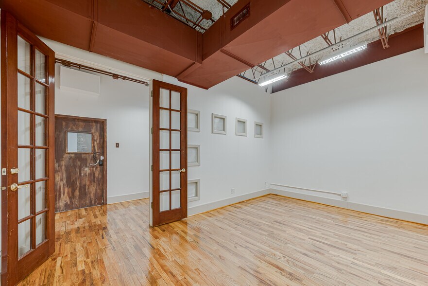 More Photos Of 1920 N Memorial Way, Houston Loft Creative Space For Lease