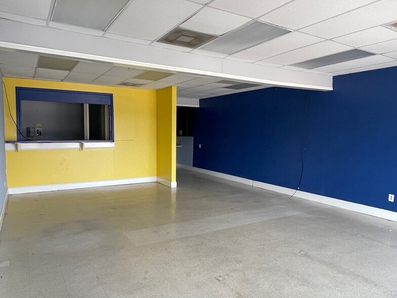 More Photos Of 701 E Main St, Tomball Storefront For Lease